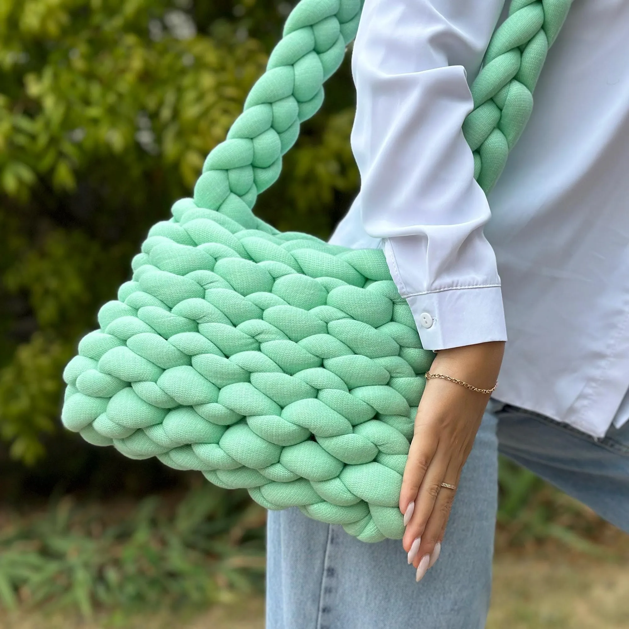 Arm Knitting Chunky Crossbody Bag, US standard terms, Skill level beginner