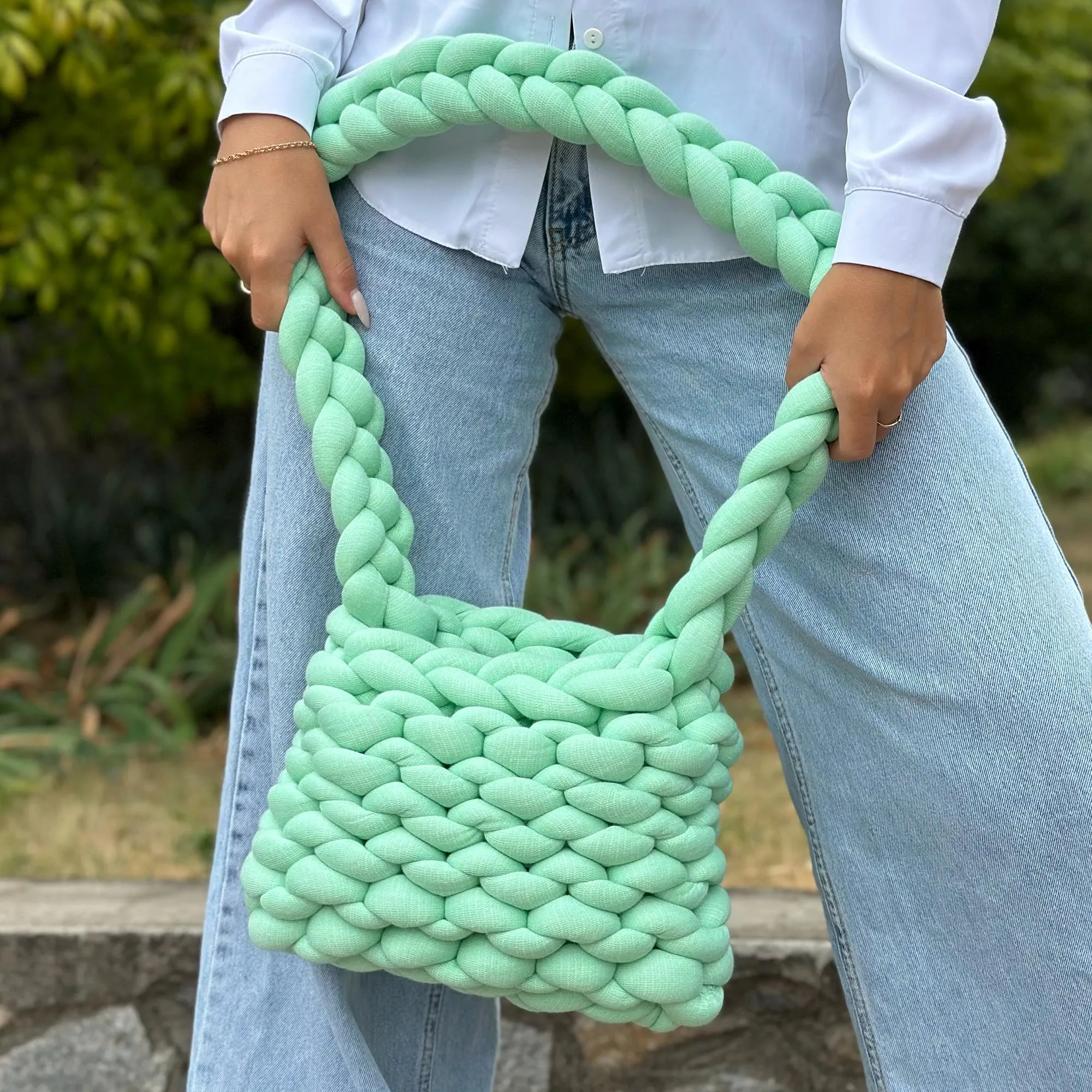 Arm Knitting Chunky Crossbody Bag, US standard terms, Skill level beginner