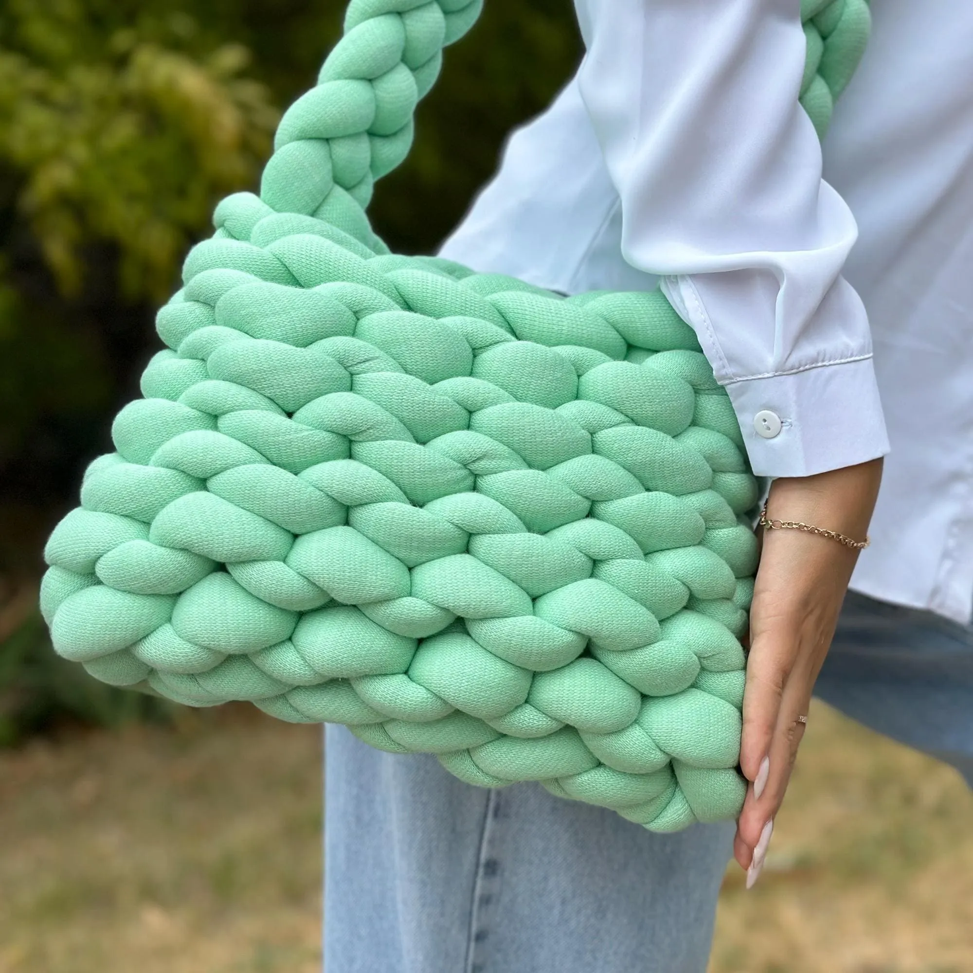 Arm Knitting Chunky Crossbody Bag, US standard terms, Skill level beginner